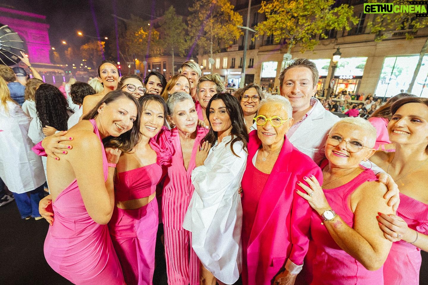 Jenifer Instagram - Engagée aux côtés de l’association Ruban Rose 🎀 Merci @jeniferofficiel d’avoir mis en musique notre événement et ainsi de contribuer à la prévention de cette maladie qui touche 1 femme sur 8. Ensemble, continuons ! Sensibilisons et soutenons la recherche sur le cancer du sein. 📸Crédit photos @kossaproductions #EnsemblePlusForts #SoutenonsLaRecherche #OctobreRose