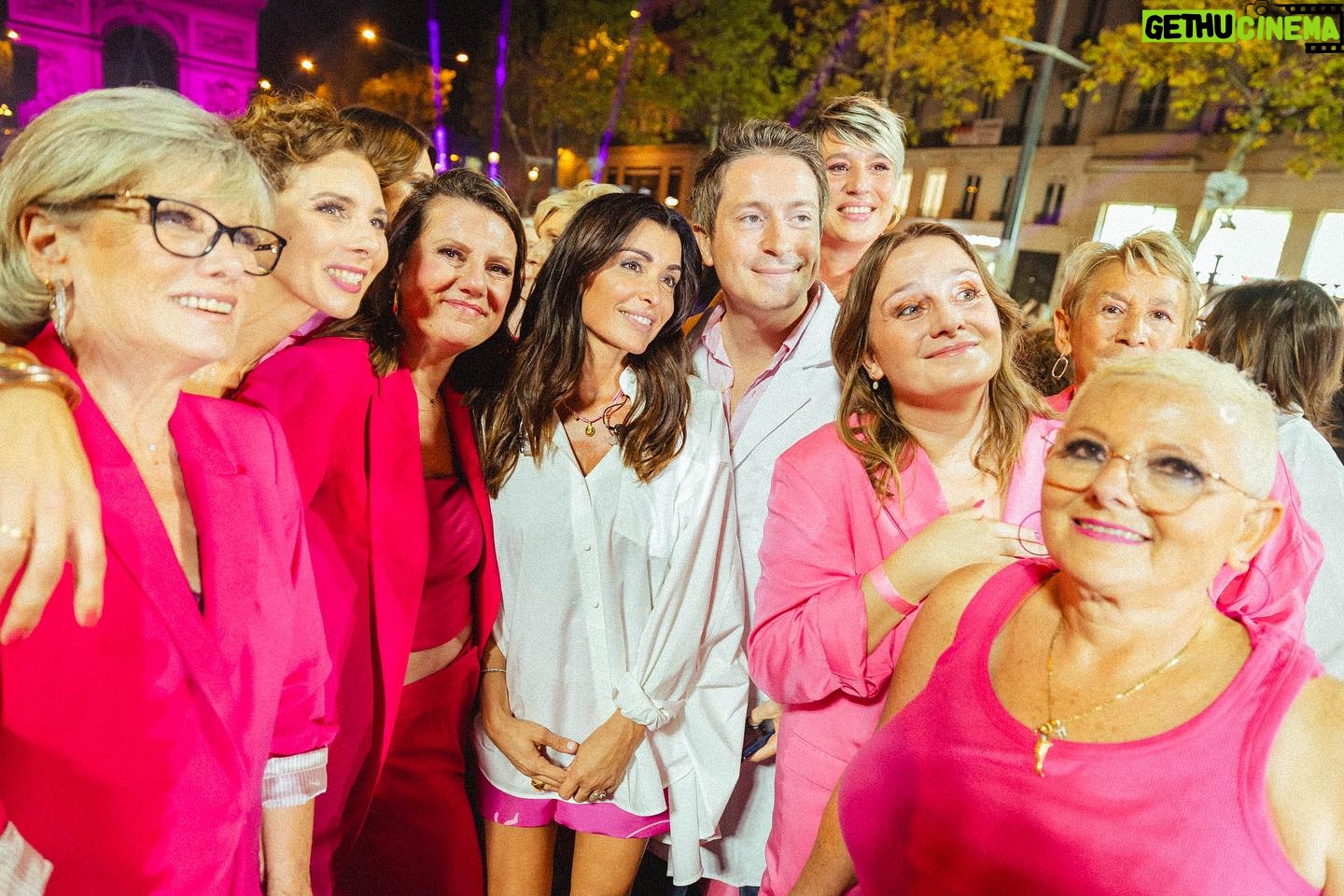 Jenifer Instagram - Engagée aux côtés de l’association Ruban Rose 🎀 Merci @jeniferofficiel d’avoir mis en musique notre événement et ainsi de contribuer à la prévention de cette maladie qui touche 1 femme sur 8. Ensemble, continuons ! Sensibilisons et soutenons la recherche sur le cancer du sein. 📸Crédit photos @kossaproductions #EnsemblePlusForts #SoutenonsLaRecherche #OctobreRose