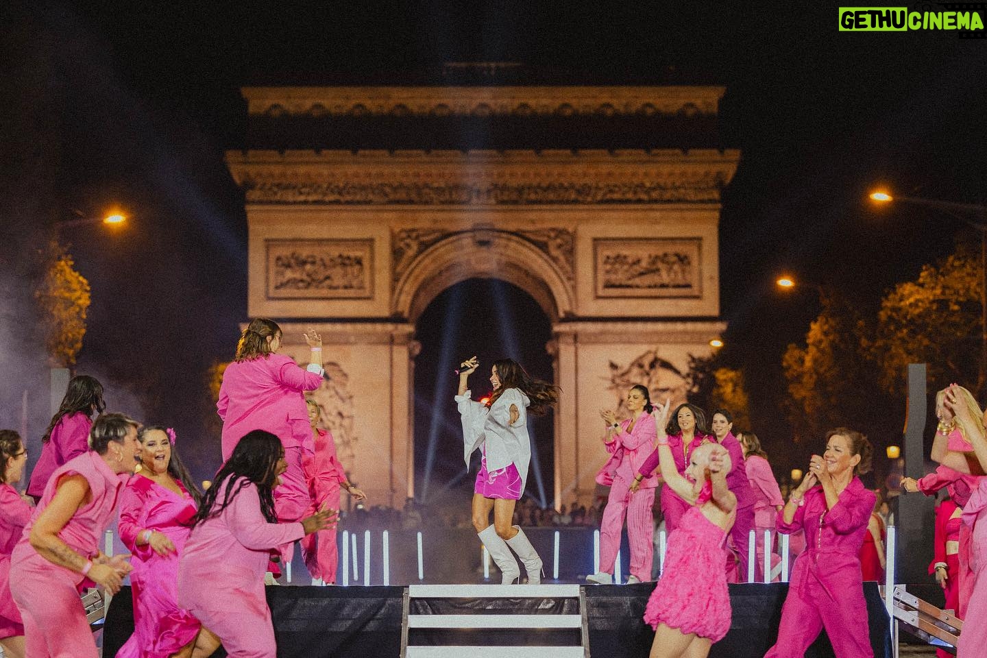 Jenifer Instagram - Engagée aux côtés de l’association Ruban Rose 🎀 Merci @jeniferofficiel d’avoir mis en musique notre événement et ainsi de contribuer à la prévention de cette maladie qui touche 1 femme sur 8. Ensemble, continuons ! Sensibilisons et soutenons la recherche sur le cancer du sein. 📸Crédit photos @kossaproductions #EnsemblePlusForts #SoutenonsLaRecherche #OctobreRose