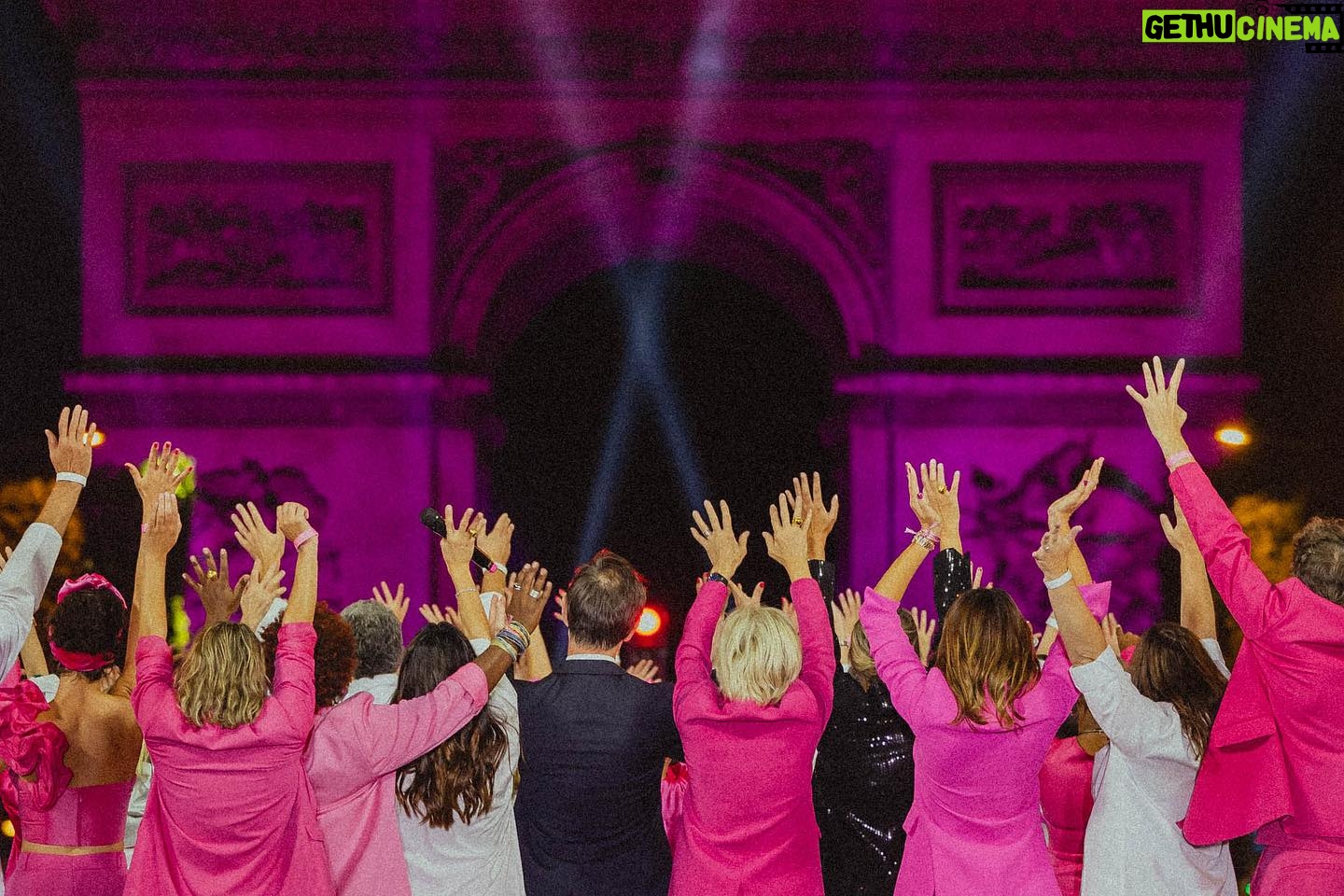 Jenifer Instagram - Engagée aux côtés de l’association Ruban Rose 🎀 Merci @jeniferofficiel d’avoir mis en musique notre événement et ainsi de contribuer à la prévention de cette maladie qui touche 1 femme sur 8. Ensemble, continuons ! Sensibilisons et soutenons la recherche sur le cancer du sein. 📸Crédit photos @kossaproductions #EnsemblePlusForts #SoutenonsLaRecherche #OctobreRose