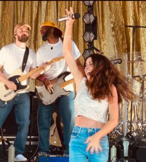 Jenifer Instagram - Merci pour ce soir 💖
Et vive la fête de la musique 💃🏻🤘🏼