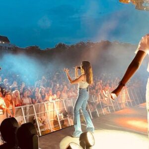 Jenifer Instagram - Merci pour ce soir 💖
Et vive la fête de la musique 💃🏻🤘🏼