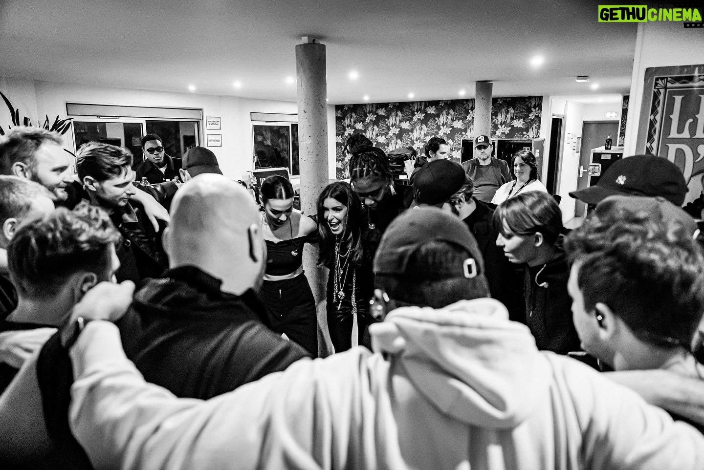 Jenifer Instagram - Quelle extraordinaire tournée vous venez de m’offrir!!!! Quelle tornade d’émotions, de vibrations, de joies, de partages, de rencontres… Cette 9eme tournée m’a tellement comblé artistiquement et humainement. Qu’est-ce qu’on s’est bien amusé! Qu’est-ce qu’on a ri et pleuré! Encore une fois, vous avez répondu présent par milliers❤️ Votre amour et vos regards m’ont portés tout le long de cette aventure. Je ne vous remercierai jamais assez pour tout ce que vous me donnez. Je vous aime foooooort ❤️ Un immense merci aussi à toute mon équipe de tournée chérie ❤️dont la bienveillance, la douce folie et le talent m’ont si agréablement accompagnés depuis le mois de mars. Big up à mon Gilou d’amour toujours fidèle au poste. LOVE U GUYS, le wesh papaye va beaucoup me manquer… Le 9, à la symbolique si forte, peut signifier la fin d’un cycle important et annoncer l’arrivée d’une nouvelle ère… On se retrouve vite? !!Moi j’y compte bien! Tellement hâte de vous revoir! ❤️