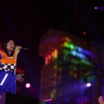 Jenifer Instagram - Merci @disneylandparispride et @disneylandparis pour cet accueil chaleureux . Très fière d’avoir été aux côtés d’un public fier et uni 🌈💙