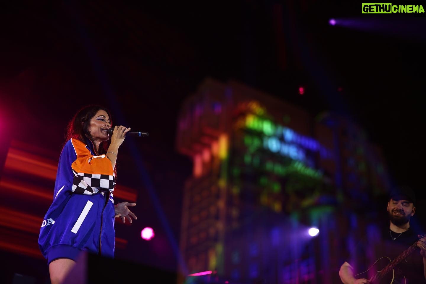 Jenifer Instagram - Merci @disneylandparispride et @disneylandparis pour cet accueil chaleureux . Très fière d’avoir été aux côtés d’un public fier et uni 🌈💙