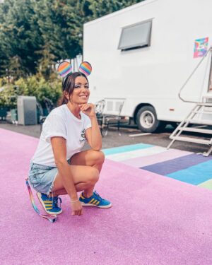 Jenifer Instagram - Disneyland Pride! On arrive 🌈