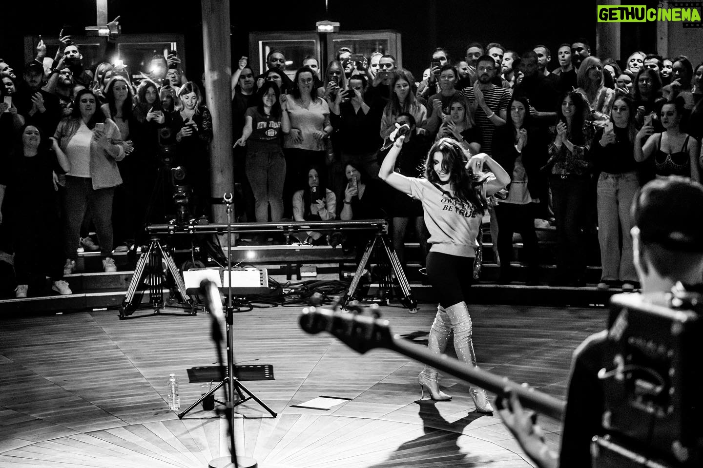 Jenifer Instagram - n°9 a 1 an! Happy birthday à nous ❤️🎂…et on se retrouve cette semaine en folie pour la suite du n°9 Tour, qui voyage depuis le 3 Mars …