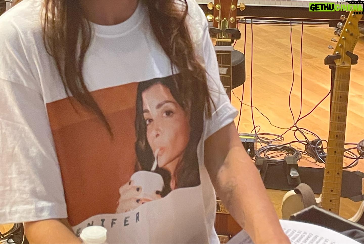 Jenifer Instagram - n°9 a 1 an! Happy birthday à nous ❤️🎂…et on se retrouve cette semaine en folie pour la suite du n°9 Tour, qui voyage depuis le 3 Mars …