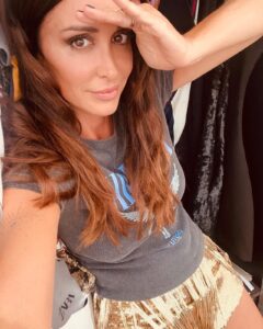 Jenifer Instagram - MERCI 💖c’était bon c’était chaud ce soir à sens !!! Merci à tous et à ma merveilleuse équipe 🤘🏼 #musicasens #sens #tournéedesfestivals