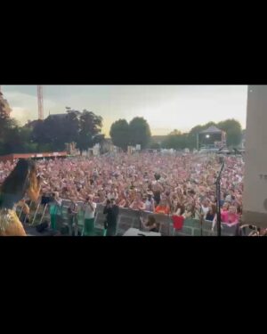 Jenifer Instagram - MERCI 💖c’était bon c’était chaud ce soir à sens !!! Merci à tous et à ma merveilleuse équipe 🤘🏼
#musicasens #sens #tournéedesfestivals