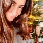 Jenifer Instagram - Un gros plein d’amour à tous ❤️🎁☮️🥂