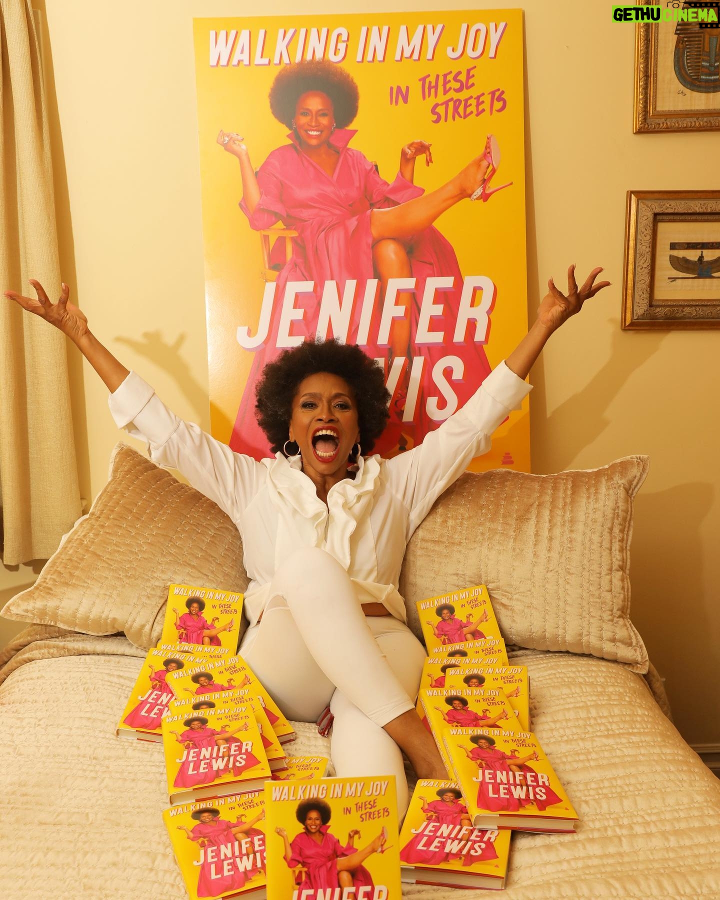 Jenifer Lewis Instagram - Coming on The View right now ๐ Iโll be on Trevor Noah tonight! Tune in and yโall get your books ๐ @theviewabc @trevornoah