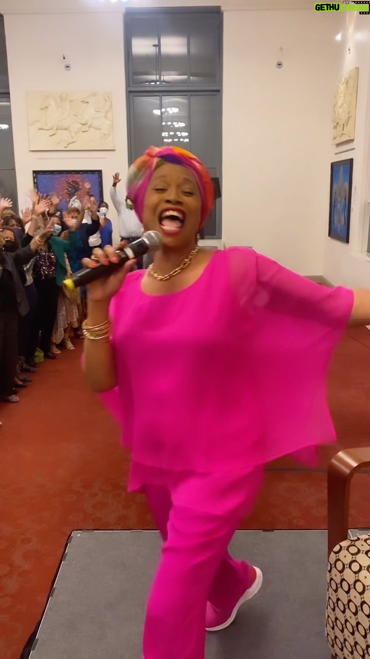 Jenifer Lewis Instagram - Shout out to wonderful Wilmington! Much love to the sold out crowd at @wilmingtonlibraryde and my moderator Tanya! 💖💛 • • #walkinginmyjoy #booktour #wilmingtondelaware #bookstagram