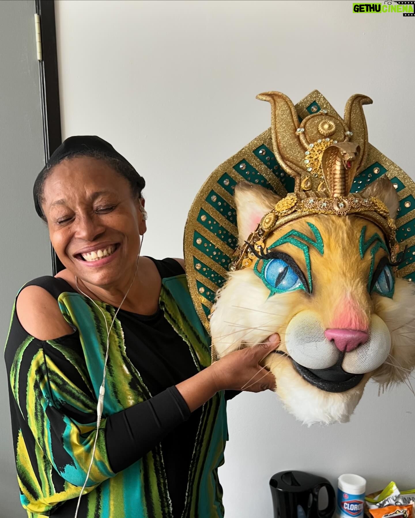 Jenifer Lewis Instagram - My whole #MaskedSinger experience was CAT-tastic! Lots of love 😻