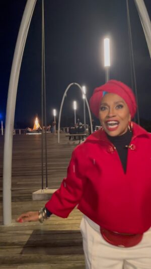Jenifer Lewis Instagram - Having more fun on a very fun book tour! ❤️
•
•
#walkinginmyjoy #BookTwitter #booktour