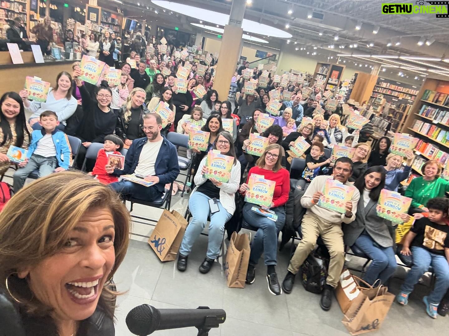 Jenna Bush Hager Instagram - Eastchester @barnesandnoble was amazing! Jerry came! @todayshow …Swipe for cuteness xoxo @jennabhager
