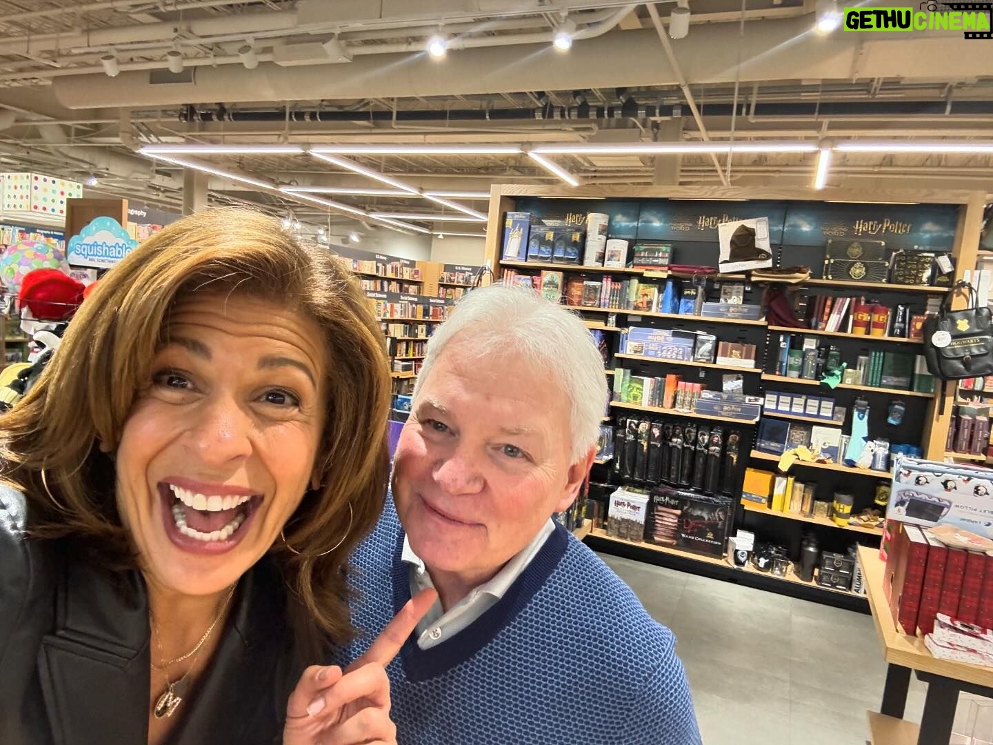 Jenna Bush Hager Instagram - Eastchester @barnesandnoble was amazing! Jerry came! @todayshow …Swipe for cuteness xoxo @jennabhager