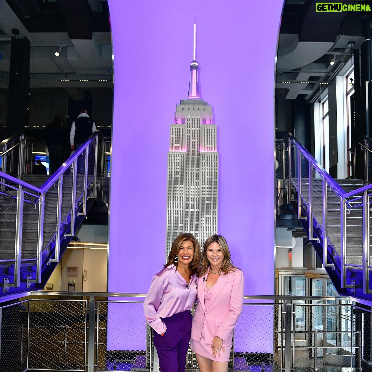 Jenna Bush Hager Instagram - Shining in pink and purple tonight in honor of @hodaandjenna’s 5 Year anniversary at the @todayshow