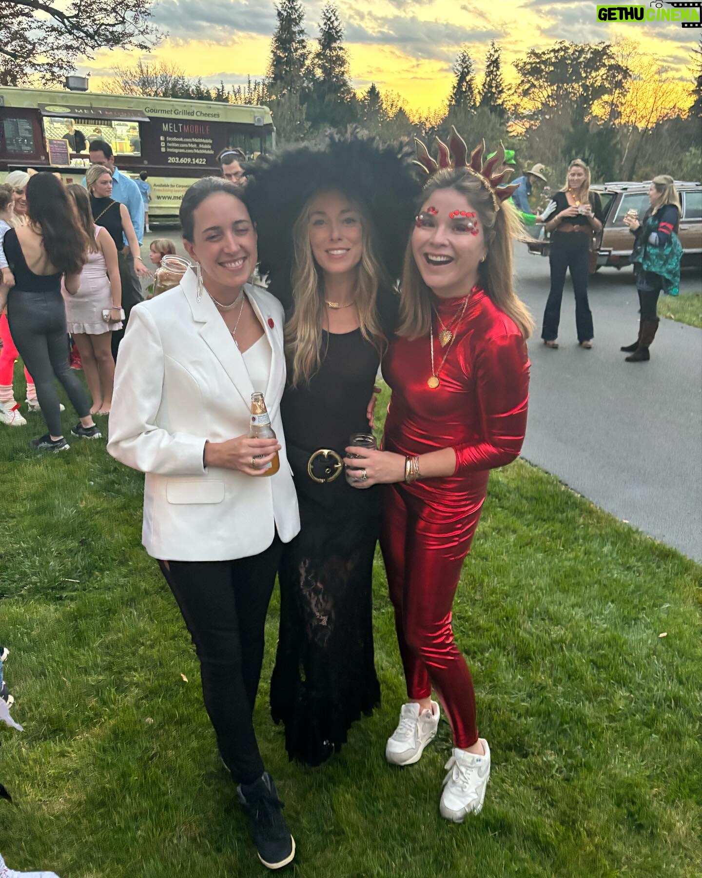 Jenna Bush Hager Instagram - Tune in at 830 to see our Halloween transformation! 🎃🎃