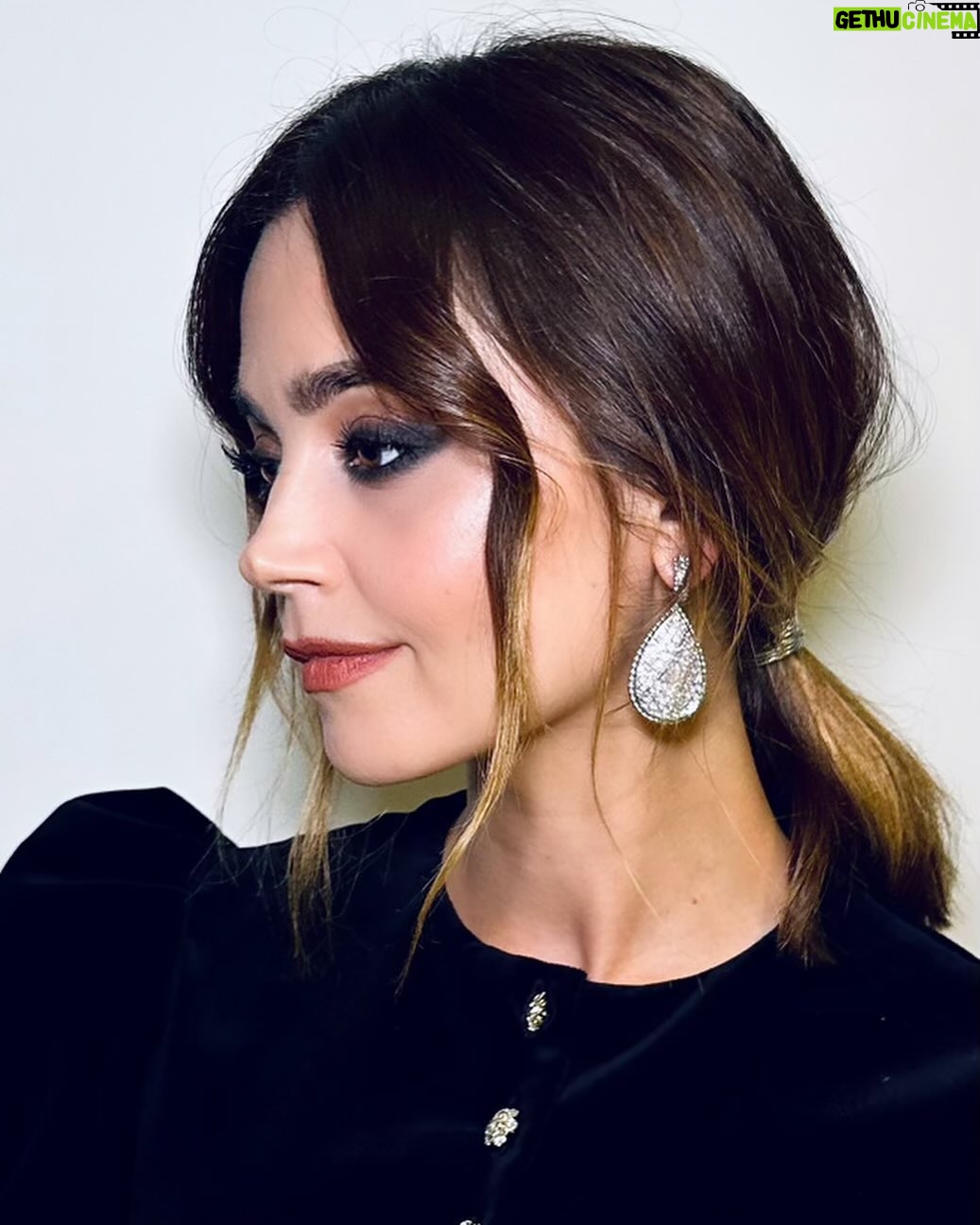 Jenna Coleman Instagram - @armanibeauty with @neilyoungbeauty 🌹for Jackdaw Premiere. @leithclark @knightjosh #makeup