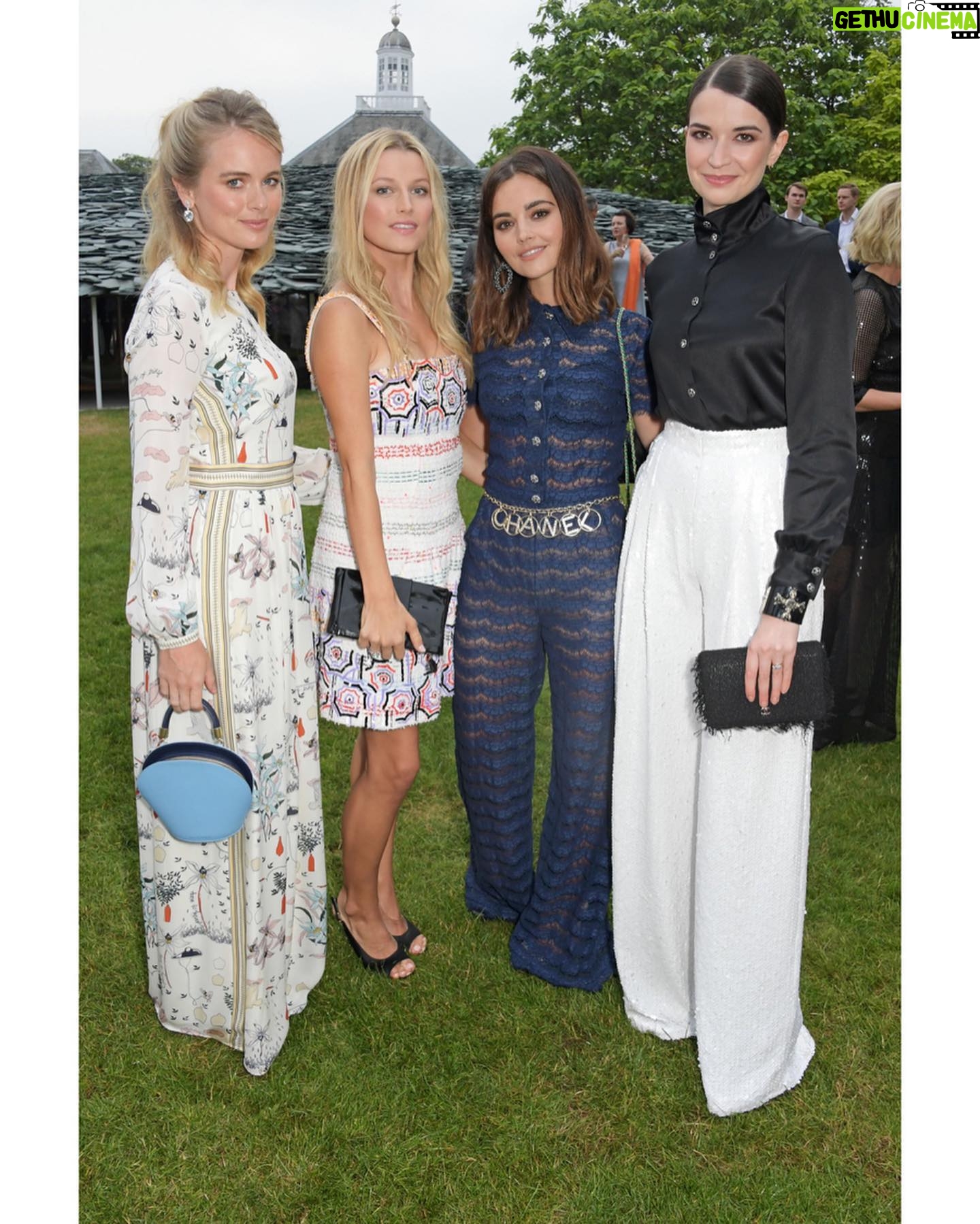 Jenna Coleman Instagram - #Summerishere @serpentineuk Merci Merci @chanelofficial 💙