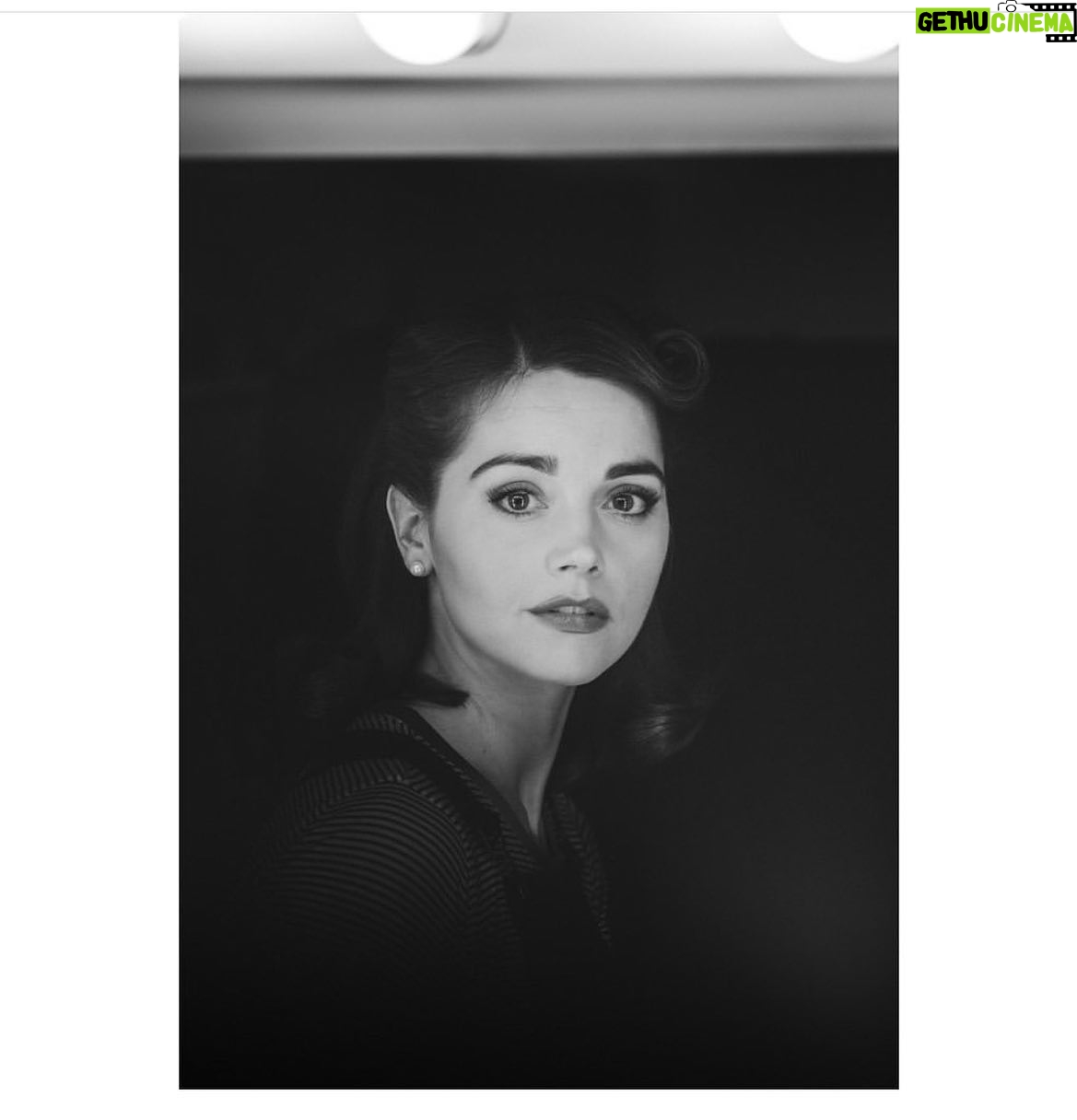 Jenna Coleman Instagram - Backstage @oldvictheatre with @matthumphreyimages #Preshow #DressingRoom #bts #AllmySons