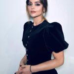 Jenna Coleman Instagram – @armanibeauty with @neilyoungbeauty 🌹for Jackdaw Premiere. @leithclark @knightjosh #makeup