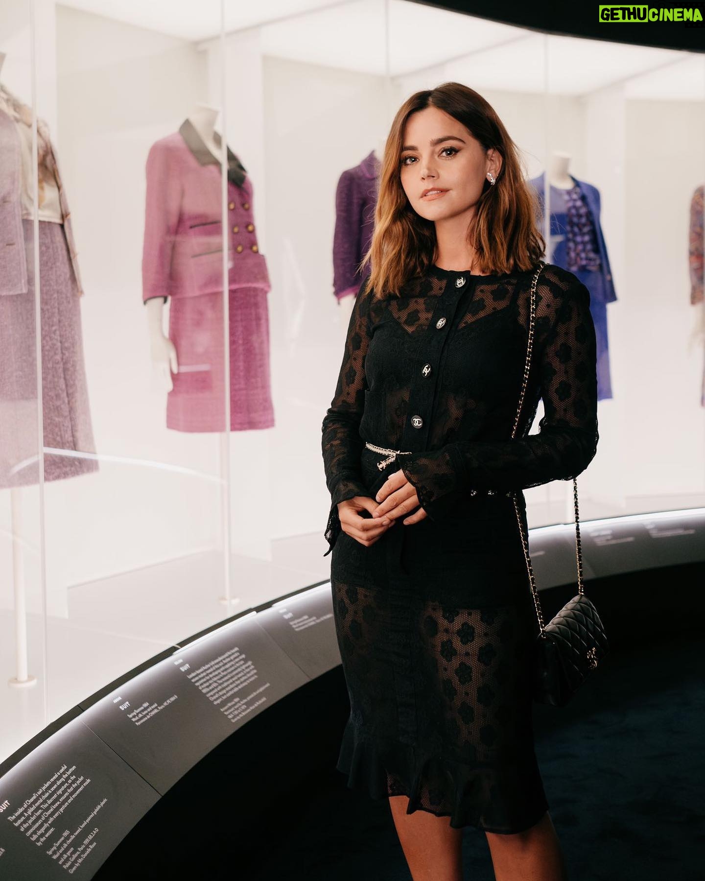 Jenna Coleman Instagram - Celebrating the glorious new Gabrielle Chanel Manifesto exhibition spanning her life, career and legacy @vamuseum @chanelofficial 🖤 I am going back…