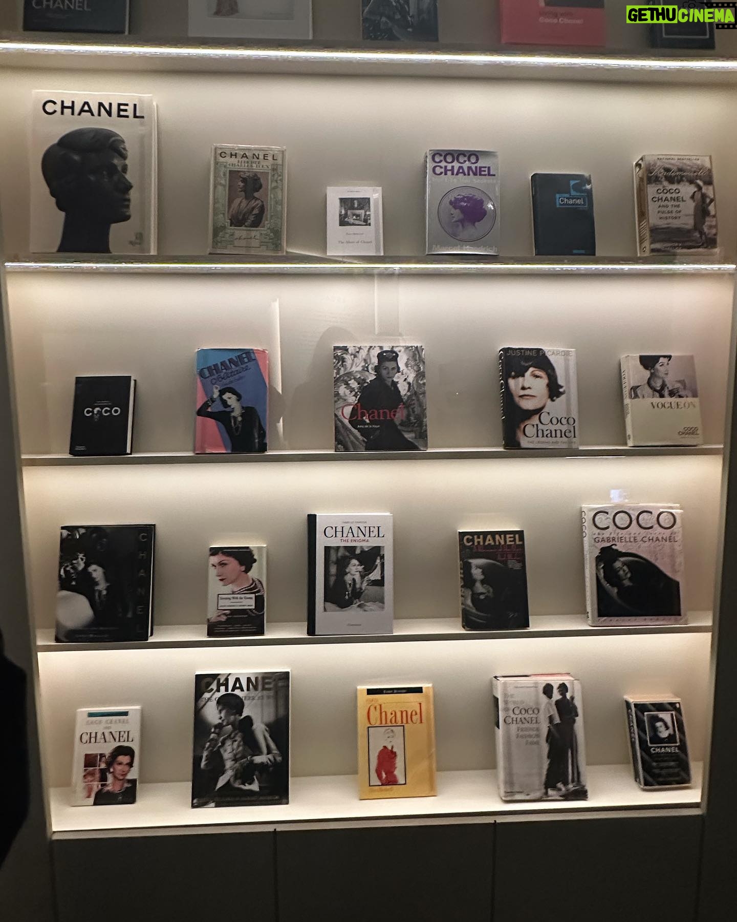 Jenna Coleman Instagram - Celebrating the glorious new Gabrielle Chanel Manifesto exhibition spanning her life, career and legacy @vamuseum @chanelofficial 🖤 I am going back…