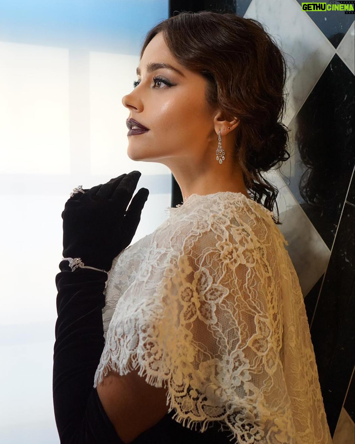 Jenna Coleman Instagram - VOGUEWORLD 🌹🎭 @voguemagazine @britishvogue Thank you @rodarte @debeersofficial Style @leithclark Makeup @valeriaferreiramakeup Hair @lukepluckrose