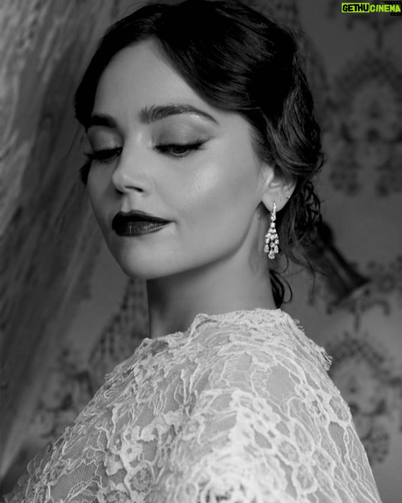 Jenna Coleman Instagram - VOGUEWORLD 🌹🎭 @voguemagazine @britishvogue Thank you @rodarte @debeersofficial Style @leithclark Makeup @valeriaferreiramakeup Hair @lukepluckrose