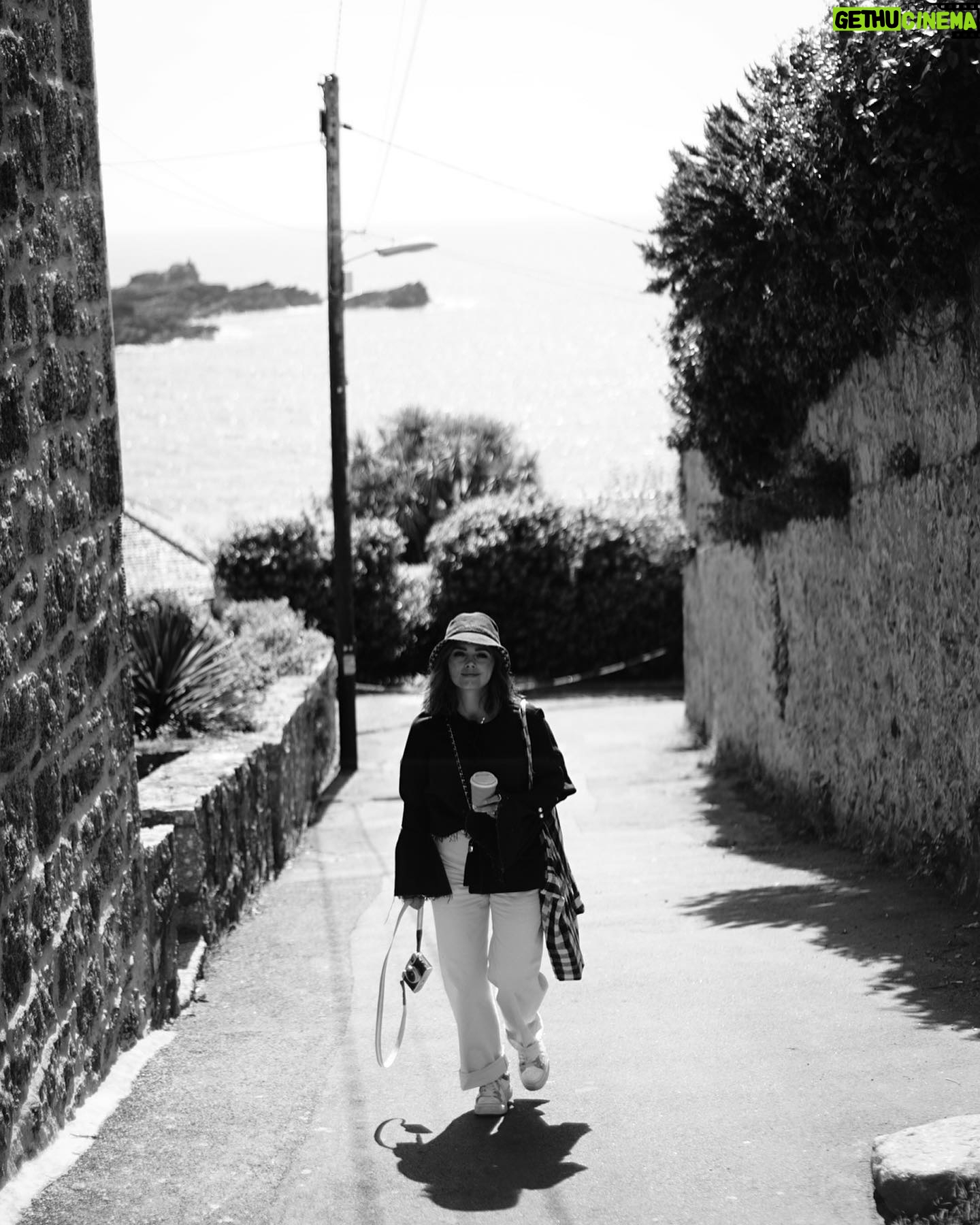 Jenna Coleman Instagram - Sand, wildflowers, fish, walk repeat 🦀🐚First trip to cornwall..thank you @uniquehomestays #nevada