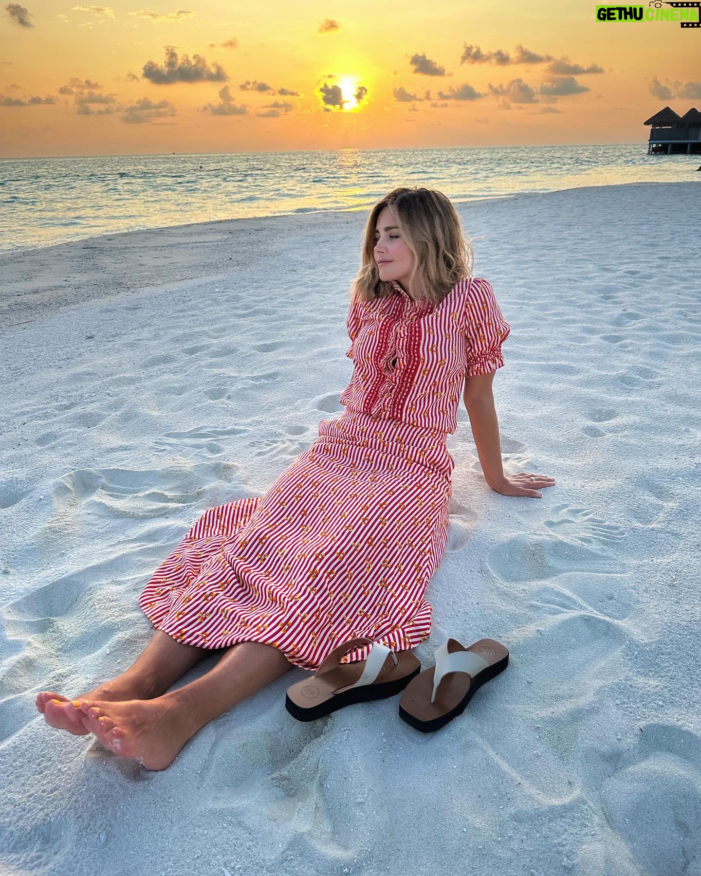 Jenna Coleman - 80.5K Likes - Shipwreck me any day. Rejuvenated. Refreshed. Parents well celebrated thank you @comohotels @comomaalifushi ✨🌴