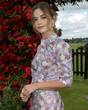 Jenna Coleman Instagram - Thank you @cartier and @laurentfeniou @erdem @malonesouliers #CartierQueensCup @rebeccacorbinmurray 💕