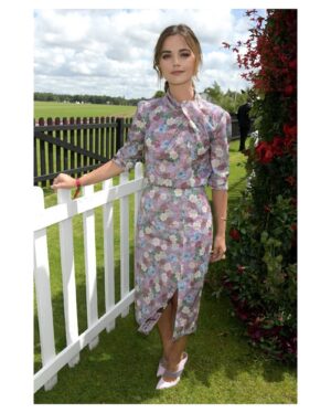 Jenna Coleman Instagram - Thank you @cartier and @laurentfeniou @erdem @malonesouliers #CartierQueensCup @rebeccacorbinmurray 💕