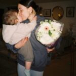 Jenna Johnson Instagram - Welcome home kisses and flowers from my sweetest boy 💐
