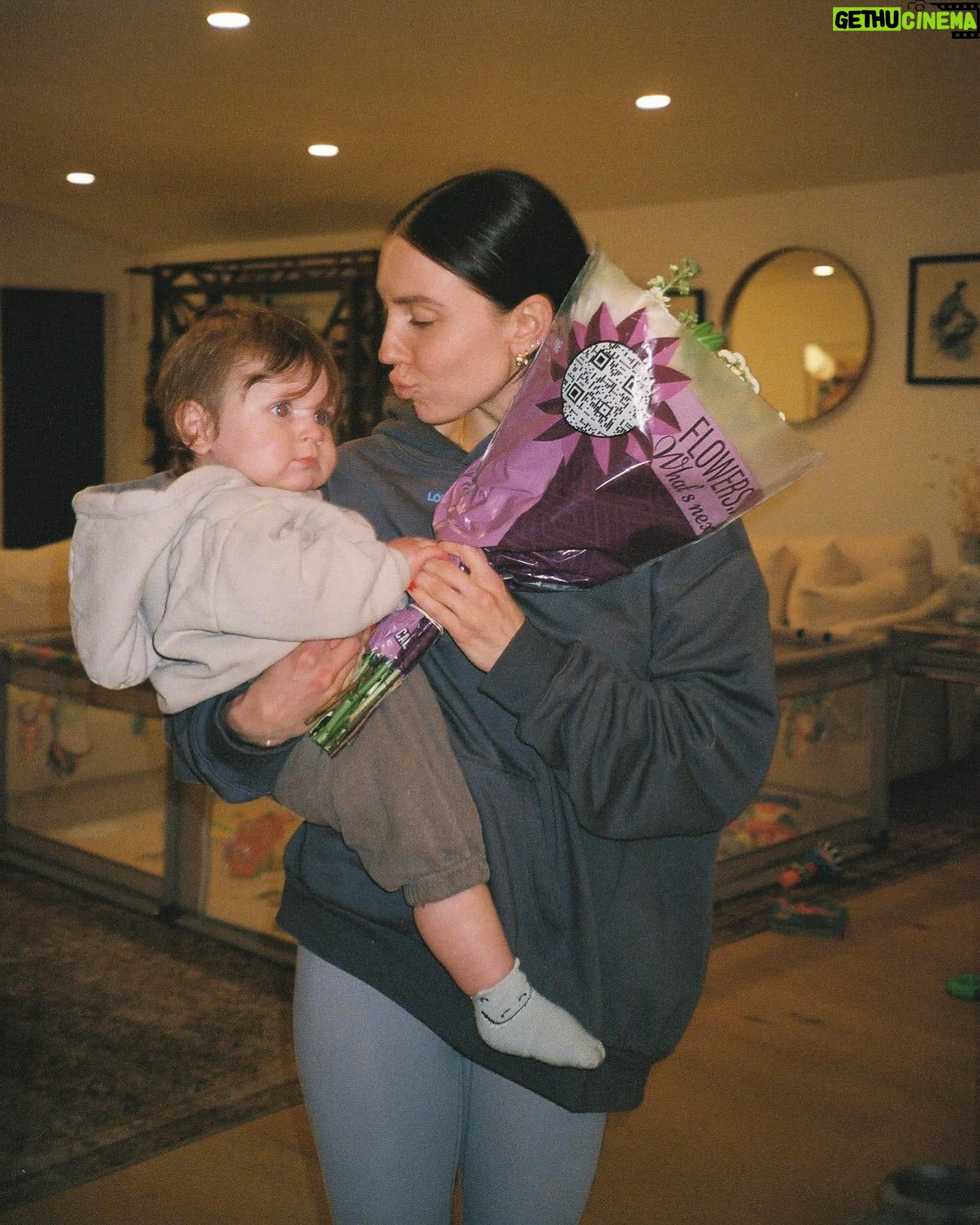 Jenna Johnson Instagram - Welcome home kisses and flowers from my sweetest boy 💐