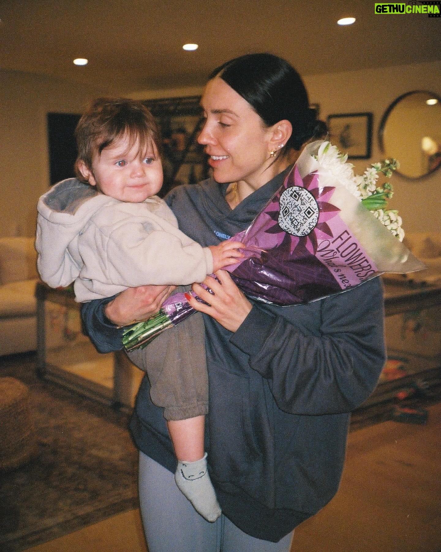 Jenna Johnson Instagram - Welcome home kisses and flowers from my sweetest boy 💐