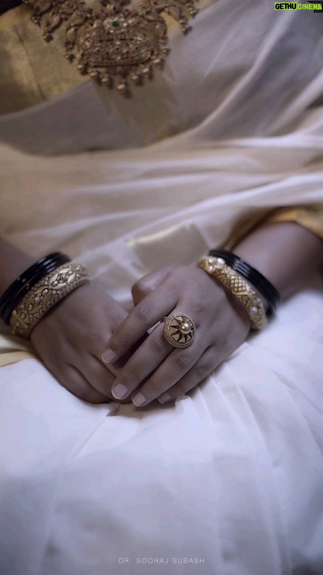 Jenna Ortega Instagram - ശലഭം It is the season of nostalgic memories. This time, let us celebrate grace and innocence. the ശലഭം series by @sreshtamakeup Inframe @lijomol Photo concept @rajishasasi Photography @krishna_prasad_g_s Video @soorajframes Jewellery @akshayagold_palakkad Sarees @pranatistyles Location @illam_heritage Styling for @rajishasasi Production support @vishnuc111 Special thanks @ardramaanasam #OnamHere #Shalabham #keralasaree #onam #lijomol #lijomoljose❤ #makeuplife #instamakeup #Makeuptrends #TrendyMakeup #GetReadyWithMe #photooftheday #hair #style #makeupbyme #makeupjunkie #makeupartist #kochi #Kerala #IndianMakeUp #cosmetics #glam #lipstick #hairstylist #TrendyHairStyles #photoshoot #photoshootsession #photoshootmodel