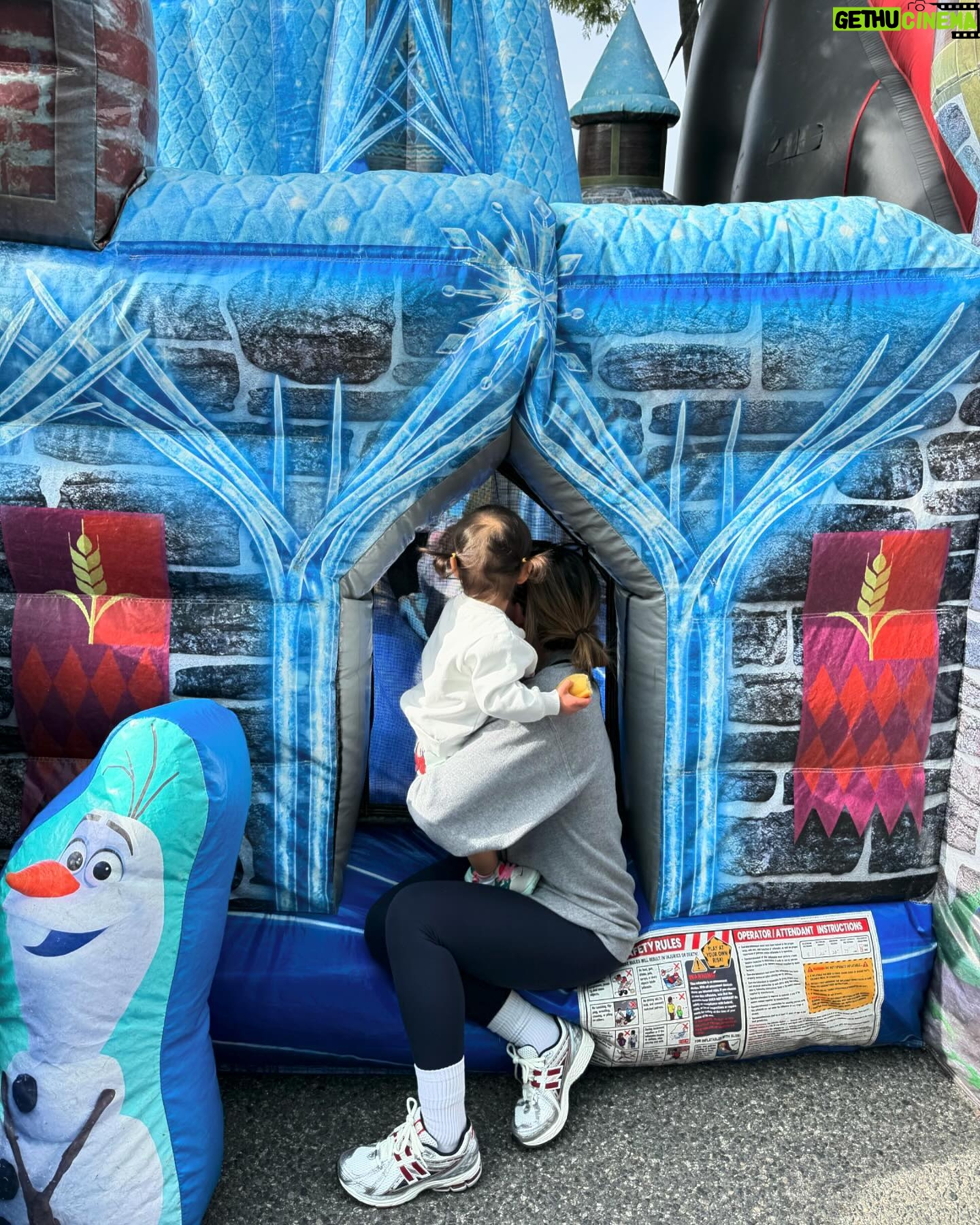 Jenna Ushkowitz Instagram - Wavin through a window