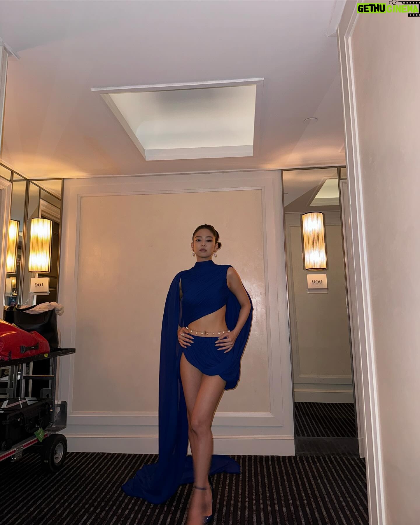 Jennie Kim Instagram - MET GALA 💙 A custom look by @pieter_mulier @maisonalaia 💙💙💙