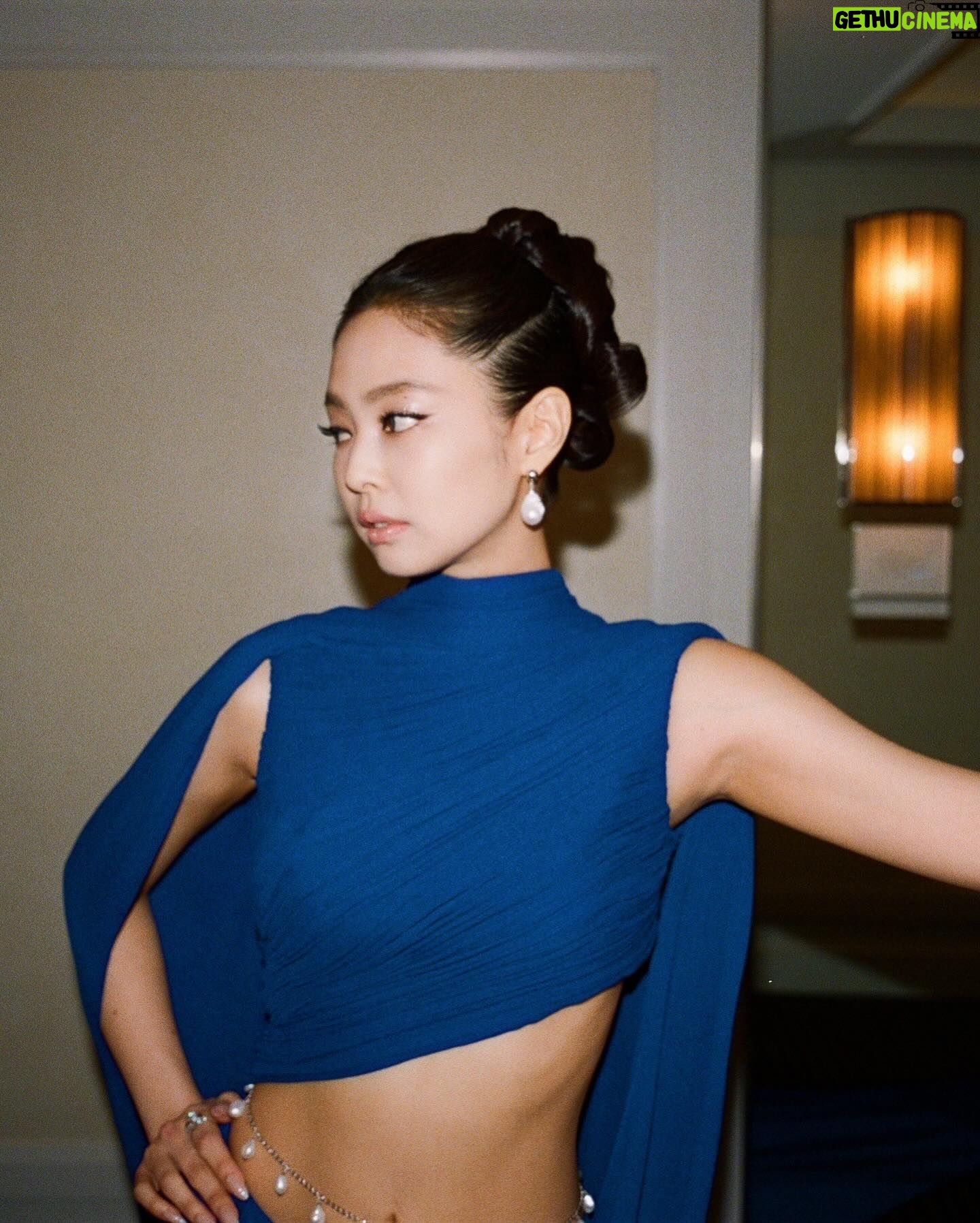 Jennie Kim Instagram - MET GALA 💙 A custom look by @pieter_mulier @maisonalaia 💙💙💙