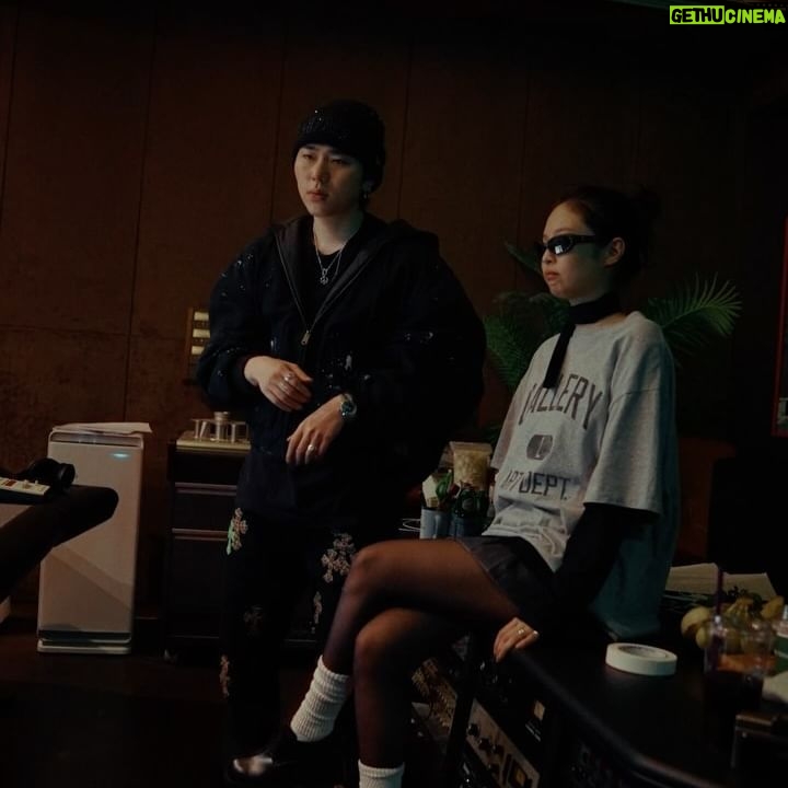 Jennie Kim Instagram - 지코와 제니의 노래가 오늘 6시에 공개된대요. 궁금하면 기다렸다 들어 보기 🫠 #SPOT