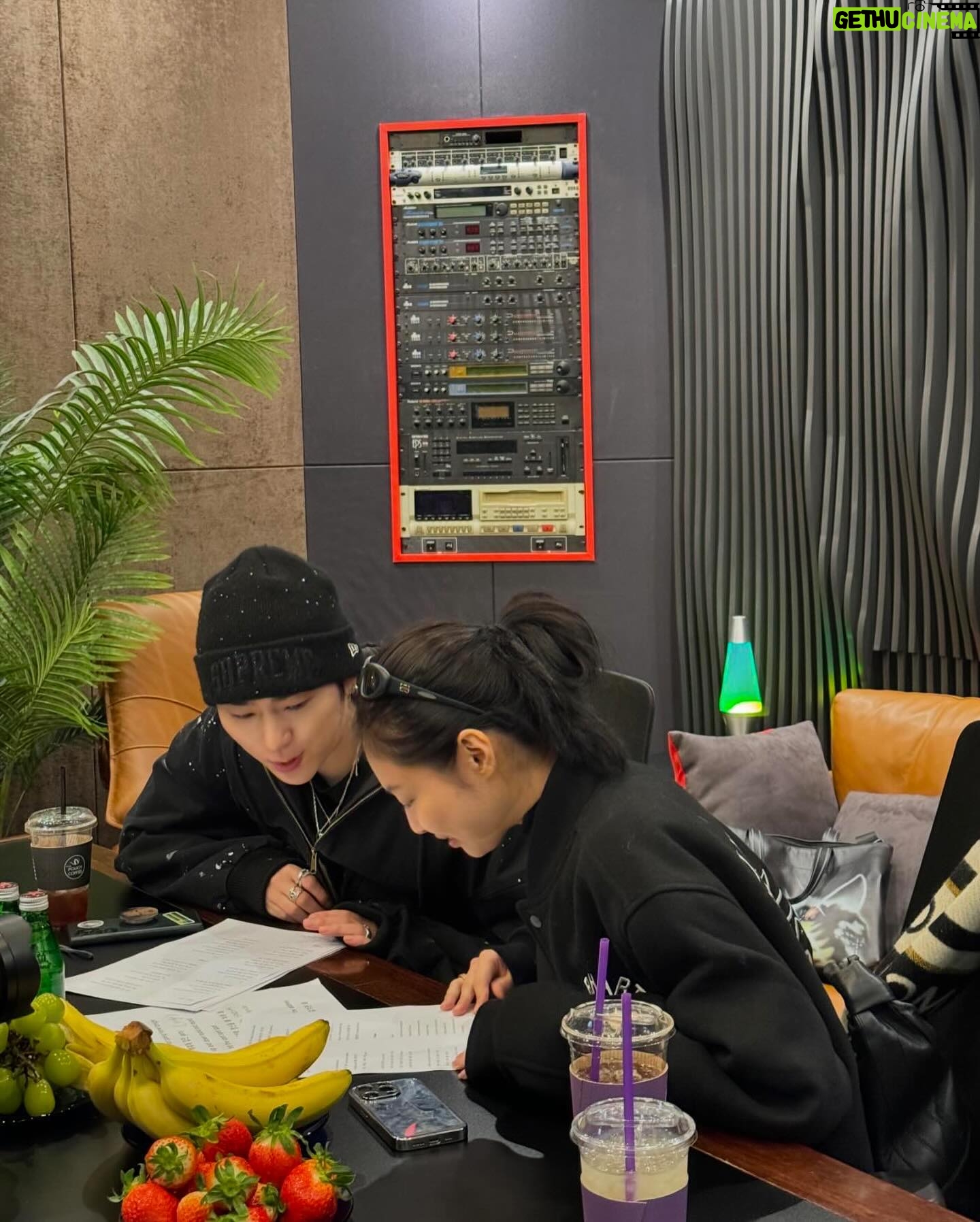 Jennie Kim Instagram - 지코와 제니의 노래가 오늘 6시에 공개된대요. 궁금하면 기다렸다 들어 보기 🫠 #SPOT