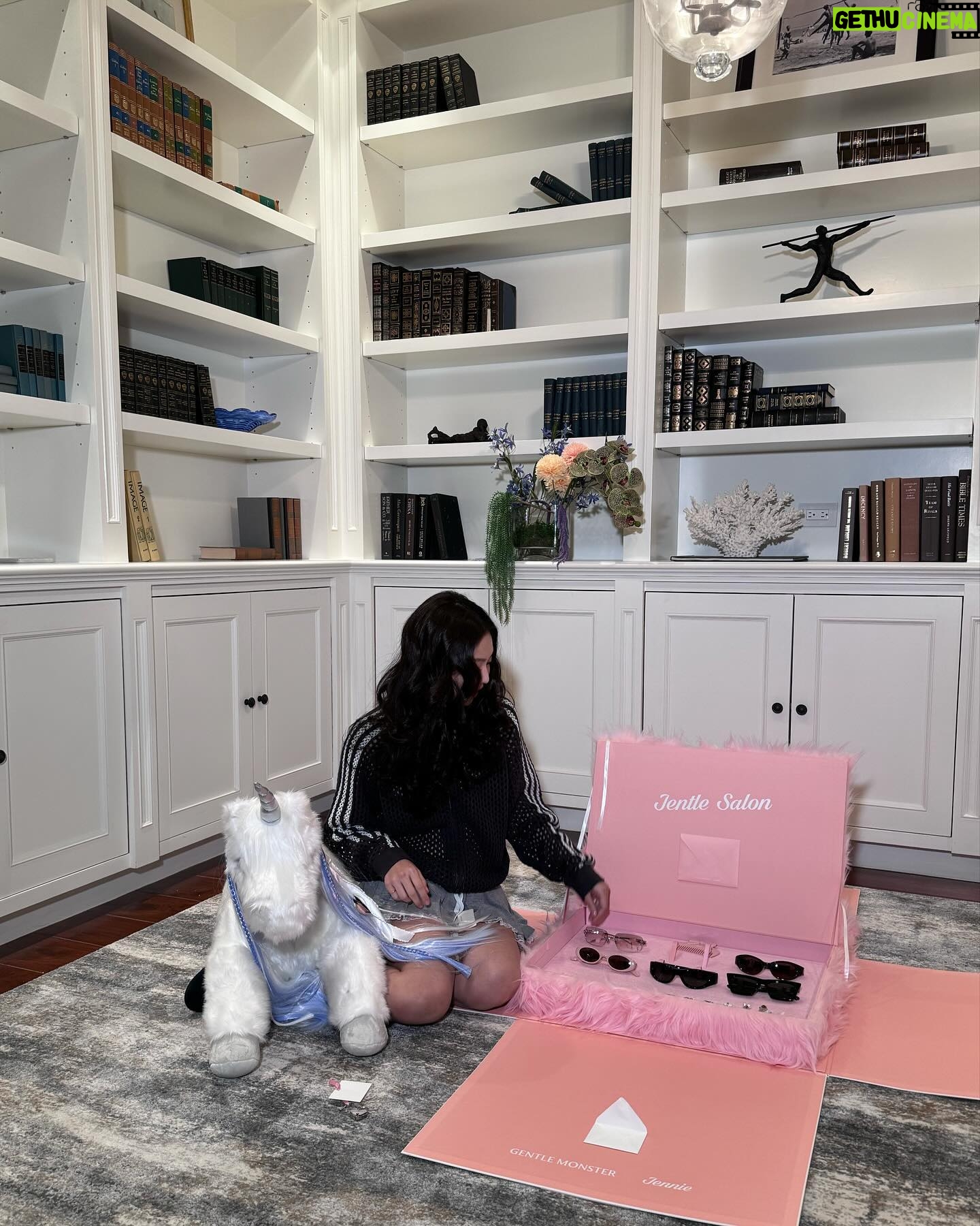Jennie Kim Instagram - A big box comin your way 🎀 5.1