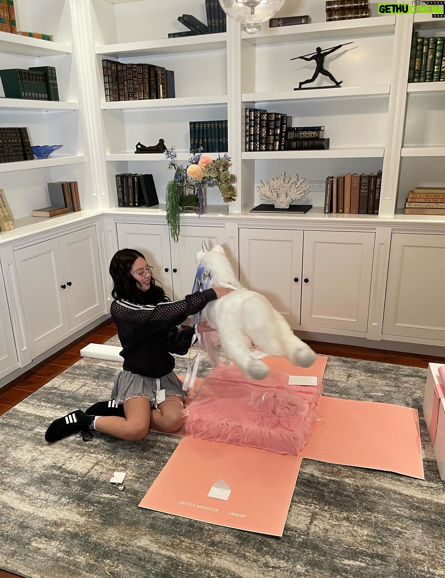Jennie Kim Instagram - A big box comin your way 🎀 5.1