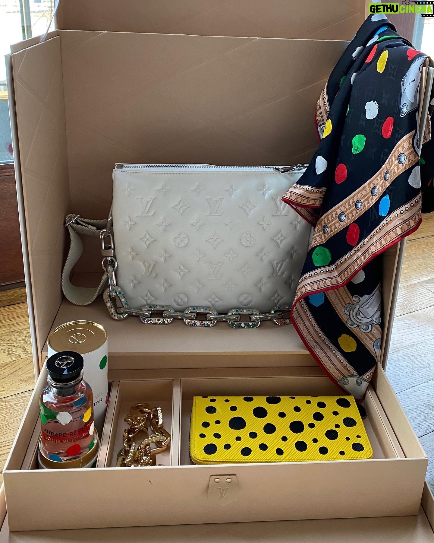 Jennifer Connelly Instagram - Love this #LVxYayoiKusama collaboration! (Agnes is already trying to steal the wallet). Thanks for the wonderful gift — and happy holidays to everyone at @louisvuitton! ♥️♥️♥️