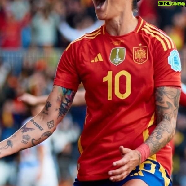Jennifer Hermoso - 16.7K Likes - A Jenni Hermoso se le caen los goles del bolsillo.
Así remontó España en un abrir y cerrar de ojos un partido que parecía complicarse para la selección
#seleccionespañola #españa #futfem #futbol #football #jennihermoso #weuro2025 #sefutbolfem