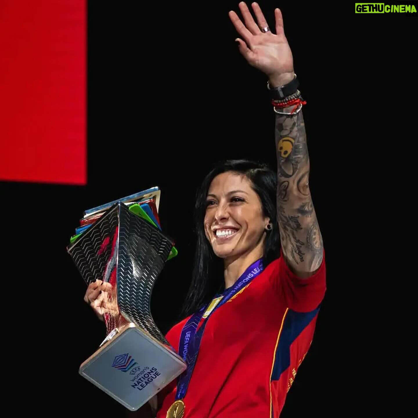 Jennifer Hermoso - 3 Likes - Y la suerte no llega porque si.
La suerte se trabaja, se entrena, se busca.
Ponernos pequeños objetivos para mantener intacta las ganas de superarnos a nosotros mismos.
Porque cuando llega ese momento en el que ves que el trabajo hace que consigas tus sueños, que sensación tan jodidamente bonita.