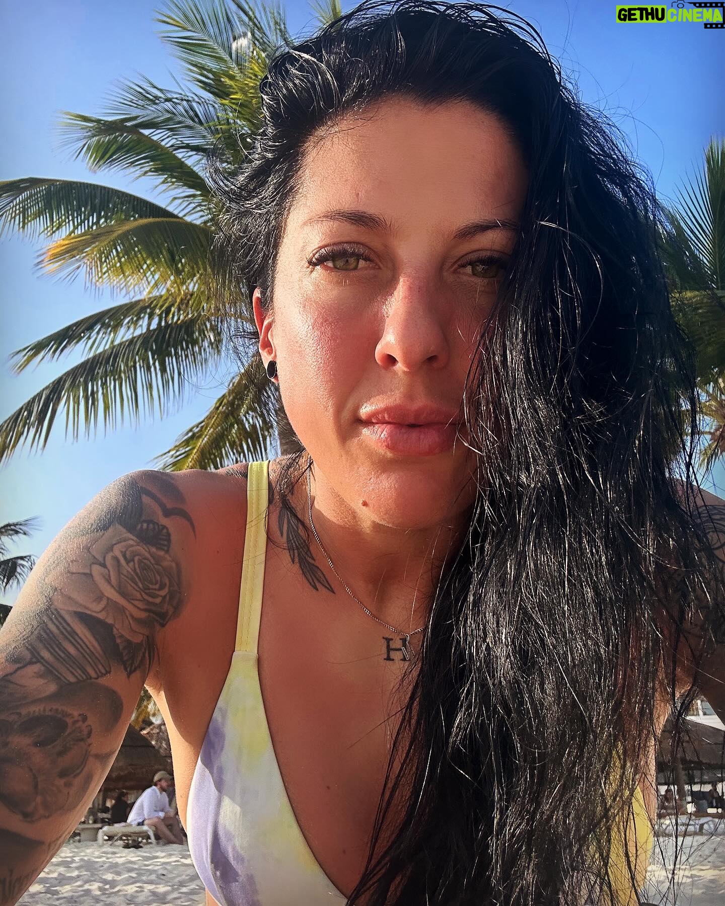 Jennifer Hermoso Instagram - La importancia de dedicarse tiempo a un@ mism@, de valorarse, de intentar conocerse mejor. A veces pensamos que estar sol@, ir a cenar sol@, viajar sol@, es sinónimo de soledad. Y es que cuando encuentras y conectas con esa parte tan especial, tú eres tu mejor compañía. Que bonito es quererse a un@ mismo. . Gracias @intercontinentalcancunresort por esta bonita experiencia 😎